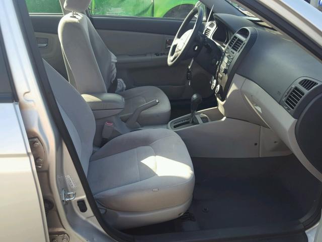 KNAFE221195631110 - 2009 KIA SPECTRA SILVER photo 5