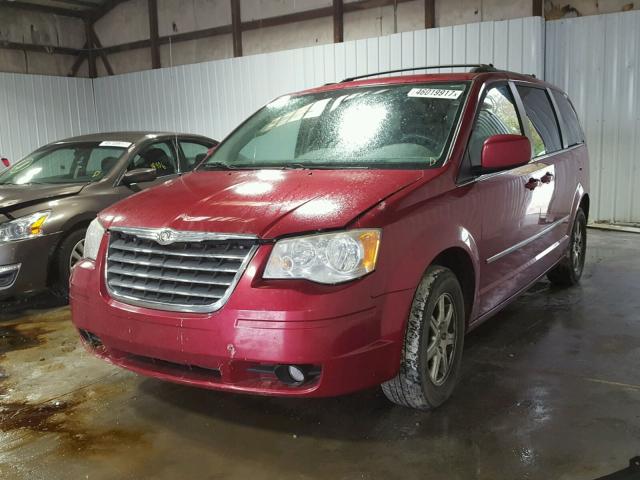 2A4RR5D16AR104989 - 2010 CHRYSLER TOWN & COU RED photo 2