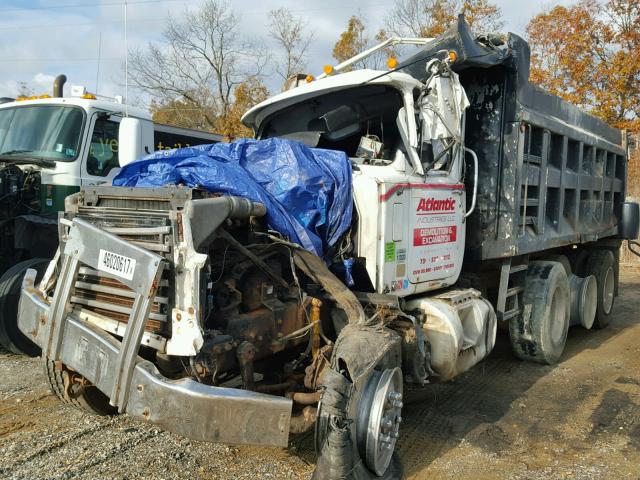 1M2P270C42M062813 - 2002 MACK 600 RD600 WHITE photo 2