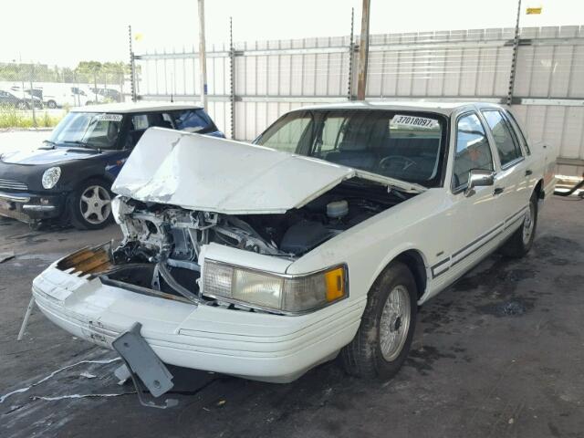 1LNLM81W9NY667852 - 1992 LINCOLN TOWN CAR E WHITE photo 2