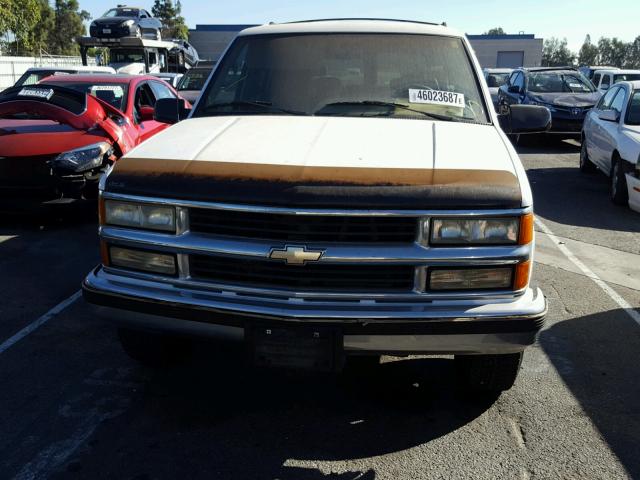 1GNGC26N8SJ339176 - 1995 CHEVROLET SUBURBAN WHITE photo 9