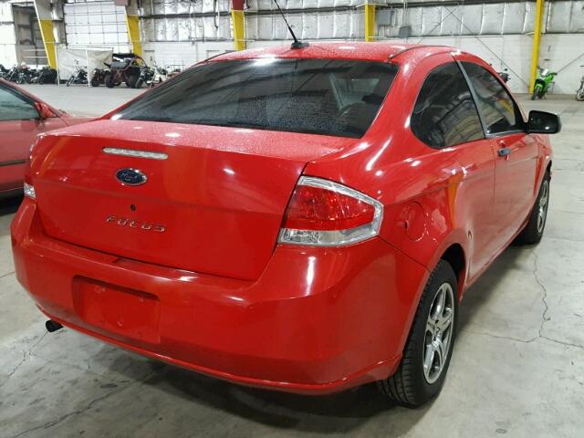 1FAHP32N28W143801 - 2008 FORD FOCUS S/SE RED photo 4
