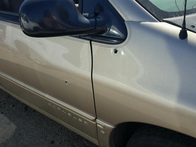 1C4GT54L9XB539917 - 1999 CHRYSLER TOWN & COU 金色 照片 9