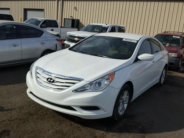 5NPEB4AC9DH717540 - 2013 HYUNDAI SONATA GLS WHITE photo 2