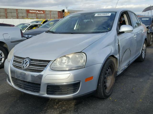 3VWJX7AJ6AM009135 - 2010 VOLKSWAGEN JETTA S SILVER photo 2