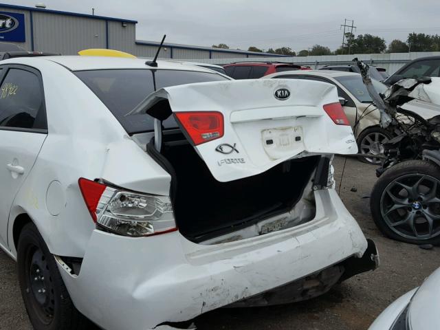 KNAFU4A21D5685766 - 2013 KIA FORTE WHITE photo 9