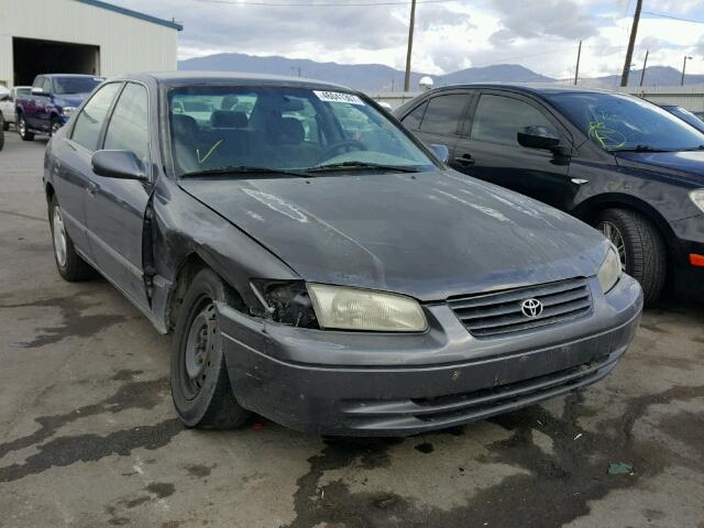 JT2BF28K3W0138481 - 1998 TOYOTA CAMRY LE GRAY photo 1