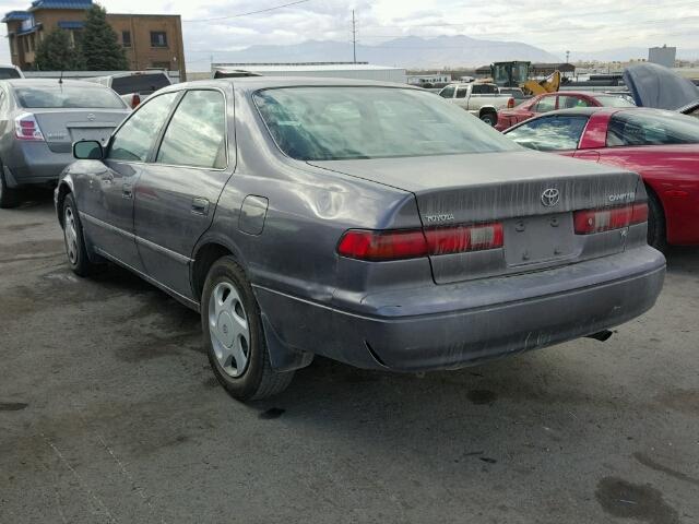 JT2BF28K3W0138481 - 1998 TOYOTA CAMRY LE GRAY photo 3