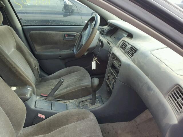 JT2BF28K3W0138481 - 1998 TOYOTA CAMRY LE GRAY photo 5