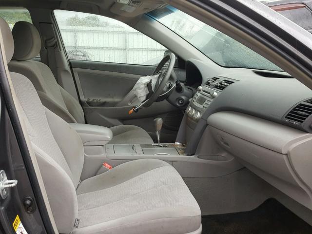 4T4BF3EK0BR185764 - 2011 TOYOTA CAMRY BASE 灰色 照片 5