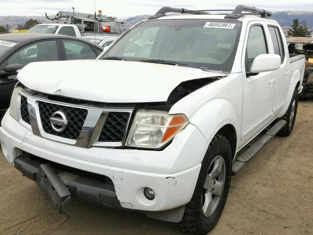 1N6AD07U06C428723 - 2006 NISSAN FRONTIER C WHITE photo 2