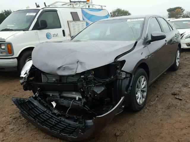 4T1BF1FK8HU803399 - 2017 TOYOTA CAMRY LE 灰色 照片 2