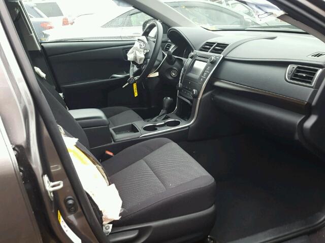 4T1BF1FK8HU803399 - 2017 TOYOTA CAMRY LE 灰色 照片 5