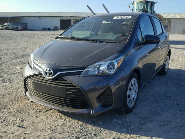 VNKKTUD37FA026603 - 2015 TOYOTA YARIS GRAY photo 2