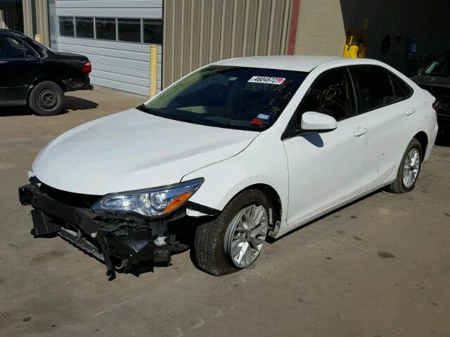 4T4BF1FK2GR531016 - 2016 TOYOTA CAMRY LE 白色 照片 2