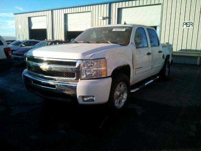 3GCPKSE36BG394190 - 2011 CHEVROLET SILVERADO WHITE photo 2