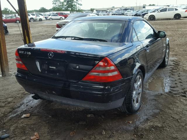 WDBKK47F2XF080427 - 1999 MERCEDES-BENZ SLK 230 KO BLACK photo 4