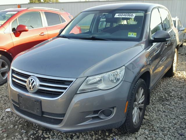 WVGBV7AX5AW513625 - 2010 VOLKSWAGEN TIGUAN SE GRAY photo 2