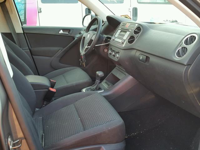 WVGBV7AX5AW513625 - 2010 VOLKSWAGEN TIGUAN SE 灰色 照片 5