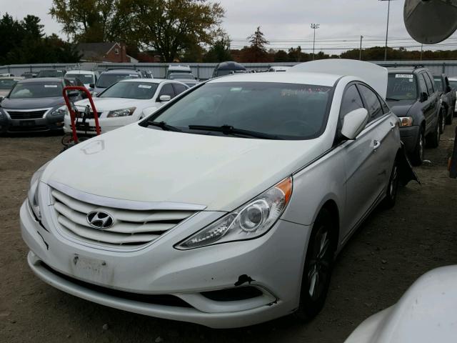 5NPEB4AC1DH668012 - 2013 HYUNDAI SONATA GLS WHITE photo 2