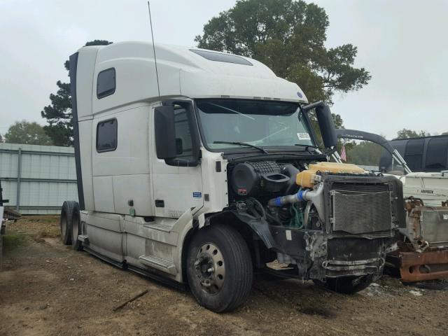 4V4NC9EHXHN974247 - 2017 VOLVO VN VNL WHITE photo 1