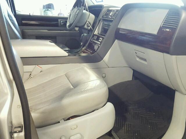 5LMFU27R54LJ36331 - 2004 LINCOLN NAVIGATOR SILVER photo 5