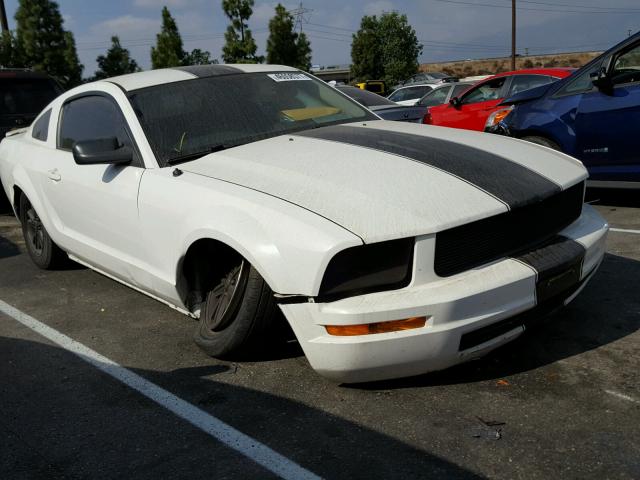 1ZVFT80N975302943 - 2007 FORD MUSTANG WHITE photo 1