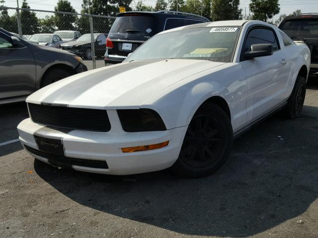 1ZVFT80N975302943 - 2007 FORD MUSTANG WHITE photo 2