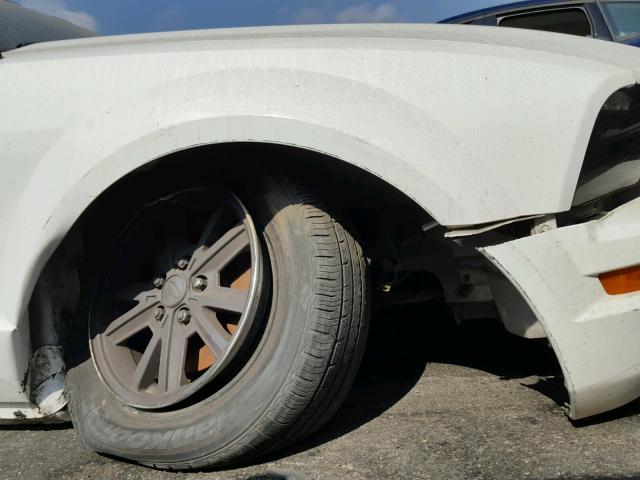 1ZVFT80N975302943 - 2007 FORD MUSTANG WHITE photo 9