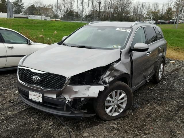 5XYPGDA57HG192518 - 2017 KIA SORENTO LX GRAY photo 2