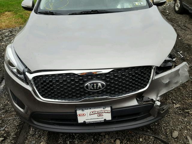 5XYPGDA57HG192518 - 2017 KIA SORENTO LX GRAY photo 7