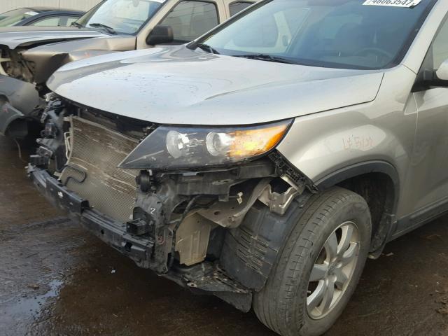 5XYKT3A14DG377018 - 2013 KIA SORENTO LX SILVER photo 9