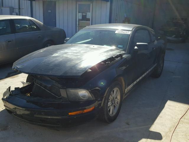 1ZVHT80N475255667 - 2007 FORD MUSTANG BLACK photo 2