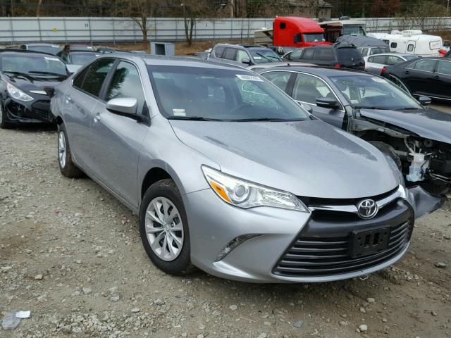 4T1BF1FK6HU669086 - 2017 TOYOTA CAMRY LE ვერცხლისფერი ფოტო 1