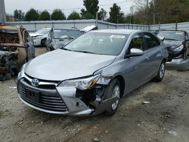 4T1BF1FK6HU669086 - 2017 TOYOTA CAMRY LE SILVER photo 2