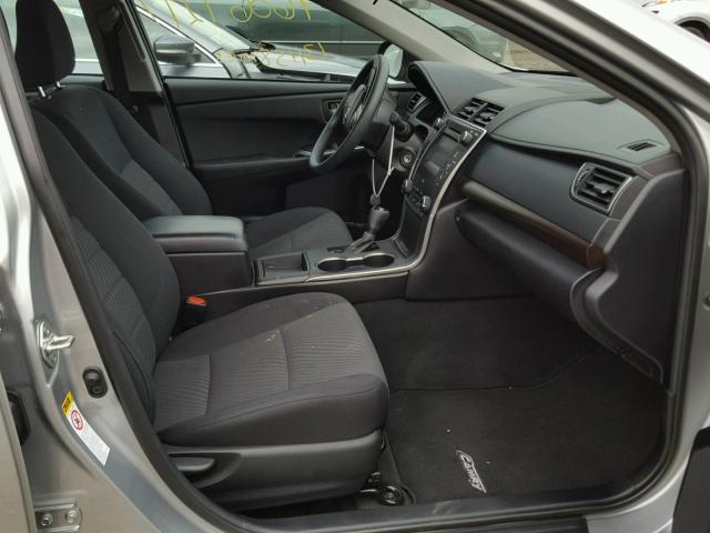 4T1BF1FK6HU669086 - 2017 TOYOTA CAMRY LE ვერცხლისფერი ფოტო 5