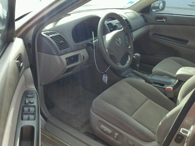 4T1BE30KX5U522028 - 2005 TOYOTA CAMRY LE 金色 照片 9