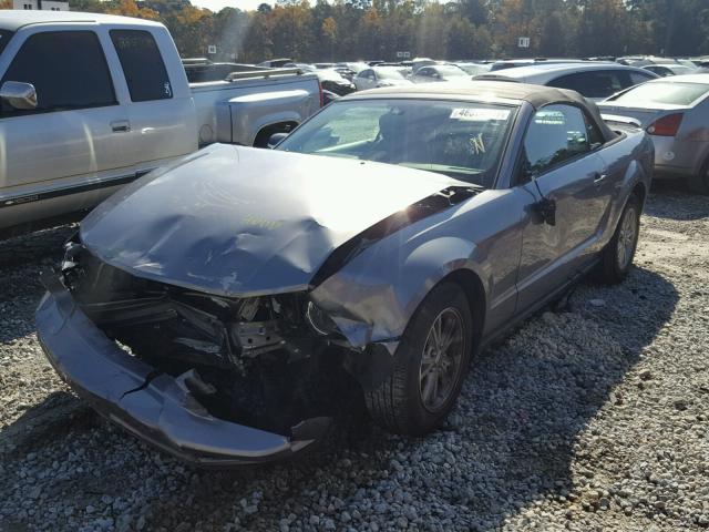 1ZVFT84NX65206330 - 2006 FORD MUSTANG GRAY photo 2