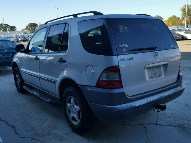 4JGAB54E5XA107000 - 1999 MERCEDES-BENZ ML 320 SILVER photo 3