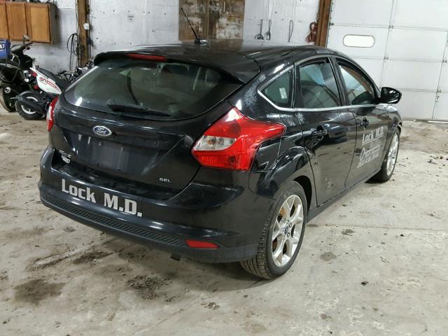 1FAHP3M26CL212129 - 2012 FORD FOCUS BLACK photo 4