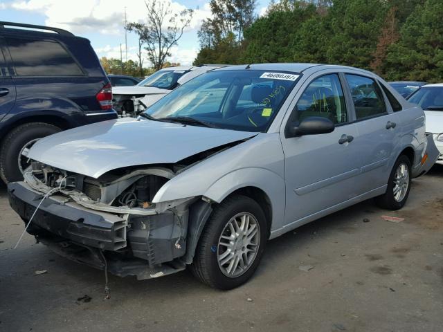 1FAHP34NX7W245407 - 2007 FORD FOCUS ZX4 SILVER photo 2