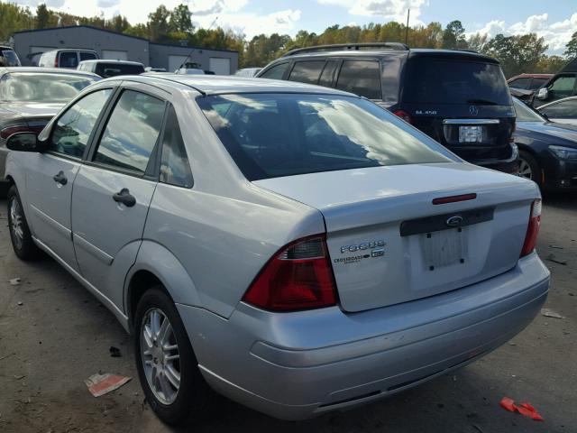 1FAHP34NX7W245407 - 2007 FORD FOCUS ZX4 SILVER photo 3