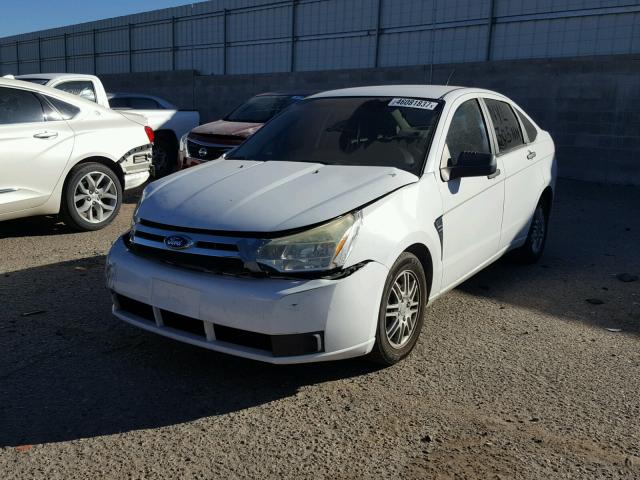 1FAHP35N28W217942 - 2008 FORD FOCUS SE WHITE photo 2