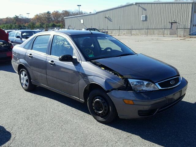 1FAFP34NX6W136449 - 2006 FORD FOCUS ZX4 GRAY photo 1