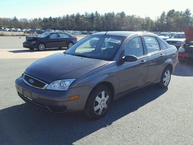 1FAFP34NX6W136449 - 2006 FORD FOCUS ZX4 GRAY photo 2