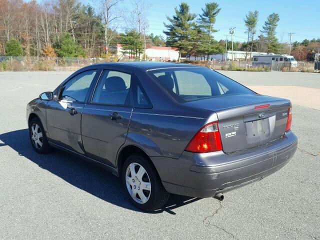 1FAFP34NX6W136449 - 2006 FORD FOCUS ZX4 GRAY photo 3