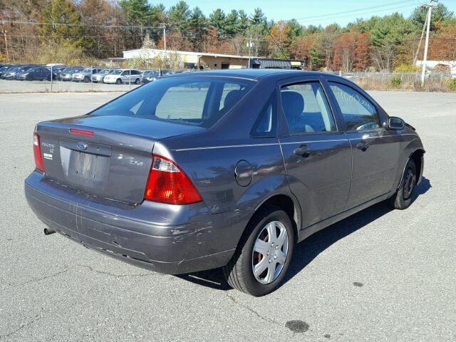 1FAFP34NX6W136449 - 2006 FORD FOCUS ZX4 GRAY photo 4