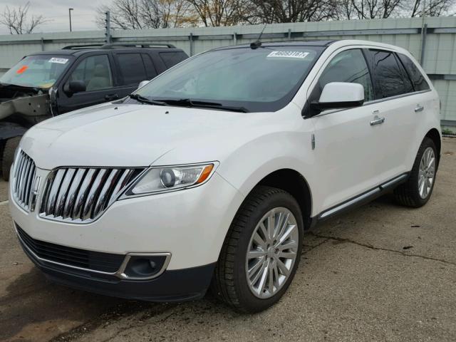 2LMDJ8JK8BBJ02385 - 2011 LINCOLN MKX WHITE photo 2