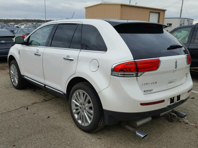 2LMDJ8JK8BBJ02385 - 2011 LINCOLN MKX WHITE photo 3