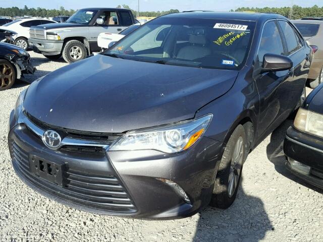 4T1BF1FK1FU946241 - 2015 TOYOTA CAMRY LE ნაცრისფერი ფოტო 2